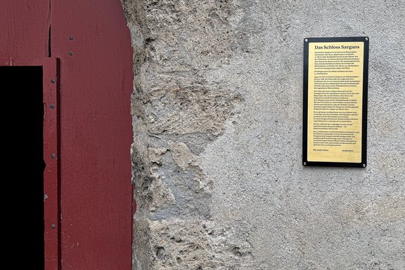 Stiftung Schloss Sargans - Hinweisschild - Legende Messing Distanzschrauben, Alu-Verbund schwarz, Messing quer geschliffen