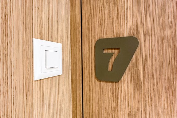 Raumnummer aus gefrästem Aluminium mit Lackierung Tschütscher_Zahnärzte_Raumnummer.jpg