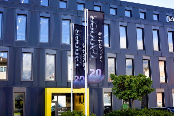 Gebäude, Windfahnen, Segel