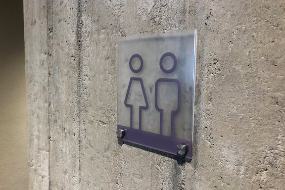 Individuell angefertigtes Acrylschild mit Abstandmontage Acrylschild