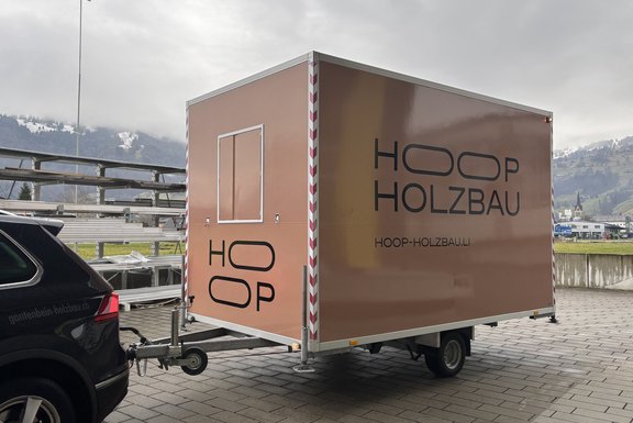 Hoop Holzbau, Anhänger Vollfolierung, Spezialfarbe, Digitaldruck