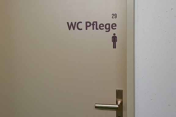 Türbeschriftung aus bedruckter Folie Büelriert_Plott_Türbeschriftung.jpg