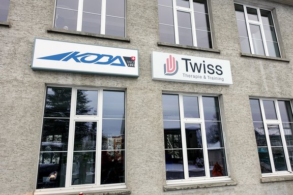 Fassadentafel, Fassadenwerbung, Lichtwerbung