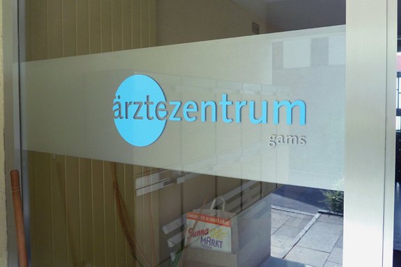 Ärztehaus Gams - Eingangstüre Folie, kleben, Informationen