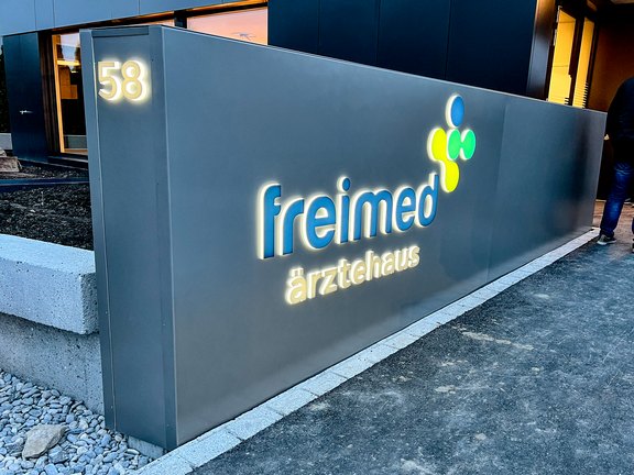 Freimed - Leuchtreklame Pylon und Leuchtreklame