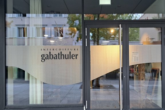 Intercoiffeure Gabathuler - Eingnag | Schaufenster Schaufenster, bedruckter Sichtschutz