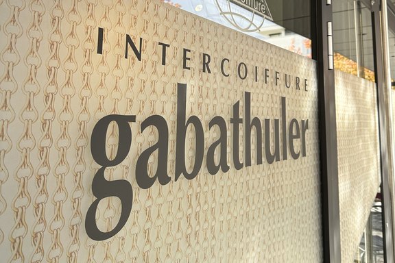 Intercoiffeure - Glasbeschichtung gedrucktes Muster - Plottschrift