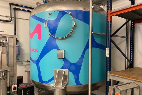 Merck_Edelstahltank.jpg  