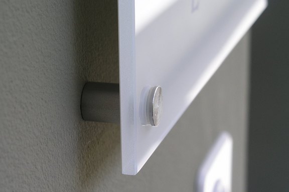 Acrylschild mit Abstandhalter Detailaufnahme, Acryl, Plexiglas