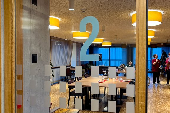 Büelriet - Stockwerkbeschriftung - auf Glastüre Plottschrift, Sichtschutz UV-Direktdruck, Konturschnitt