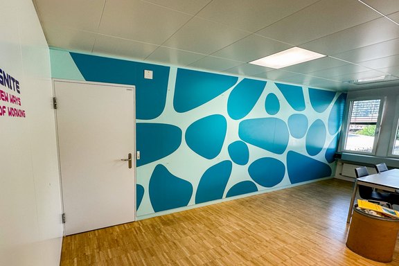 Wandbeschichtung aus organischen Formen Merck_Wandbeschichtung_Büro.jpg