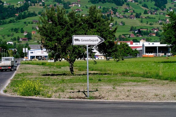 freistehender Wegweiser, Richtungszeiger, Hinweise