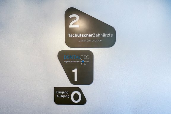 Stockwerkübersichten Tschütscher_Zahnärzte_Übersichtsachild.jpg