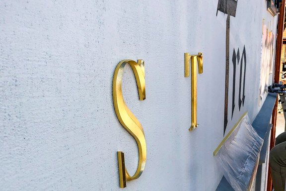 Gold, vergolden, Reliefschriften