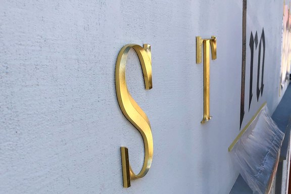 Gasthaus Traube - vergoldete Reliefbuchstaben Gold, vergolden, Reliefschriften