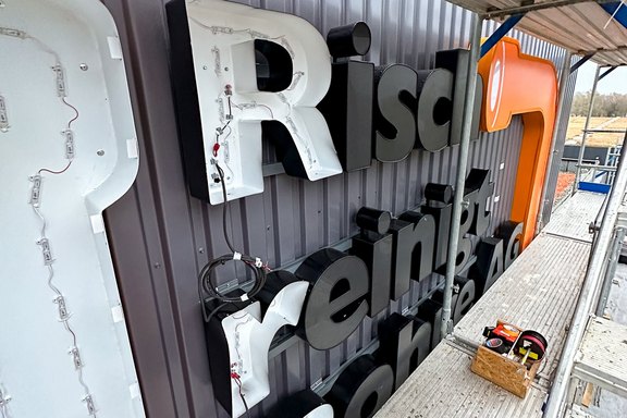 Innenansicht, Leuchtbuchstaben, 