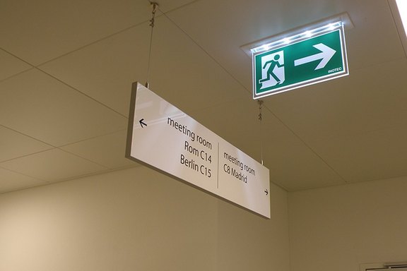 Hängeschild, Wegweisend