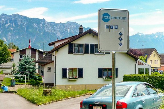 Ärztehaus Gams - Hinweisschild an Konstruktion Aufsteller, Hinweisschild, Tafel, Aluminium, Rahmen, Konstruktion
