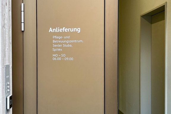 Plottschrift am Eingang Büelriert_Plott_Schrift_Eingang.jpg