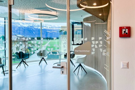 Raumbezeichnungen gedruckt auf Folie Tschütscher_Zahnärzte_Glasbeschichtung_mit_Druck.jpg