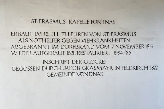 Kalligraphische Beschriftung auf Verputz in Pinselmanier Wandmalerie