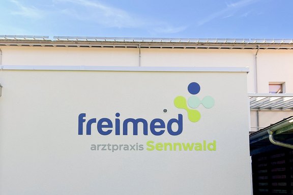 Freimed, Sennwald - Flachschrift Fassade Flachschrift