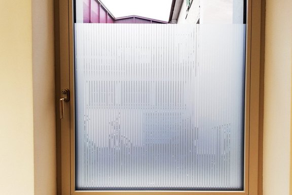 Sichtschutz mit latentem Durchblick Streifenraster