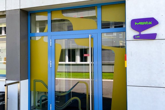 Türbeschriftung mit lichtdurchlässiger Folie Merck_Türbeschriftung.jpg