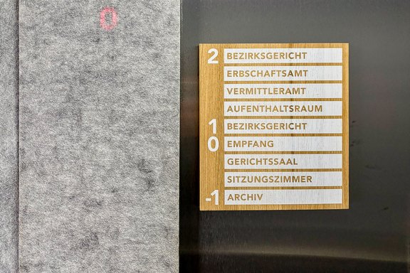 Liftbeschriftung aus bedrucktem Holz Liftschild.jpg