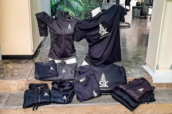 Hoodie, Tshirt, Jacken, Ausrüstung