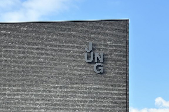 Jung Architektur - Fassadenanschrift mit Leuchtbuchstaben Leuchtschrift, Leuchtelemente