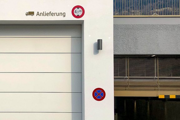 Informationsanschrift an Fassade Lastwagen Hinweise, Information, Anschrift