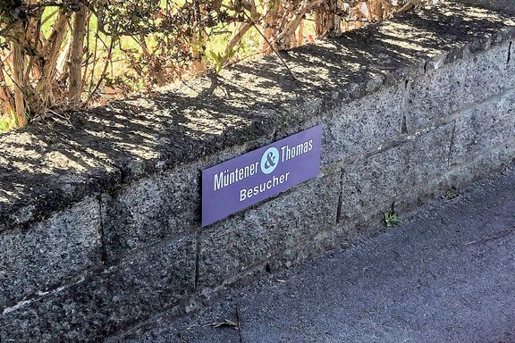 Schild, Hinweis, Parkplatzschild, Mauer