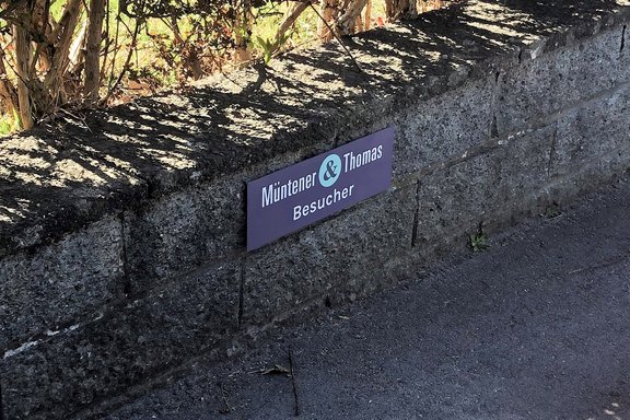 Schild, Hinweis, Parkplatzschild, Mauer