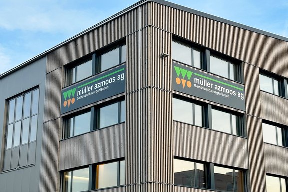 Müller Azmoos - Fassadentafeln beide Gebäudeseiten Fassadentafeln