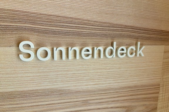 Aluminiumschrift, lackiert, weiss, verkleben