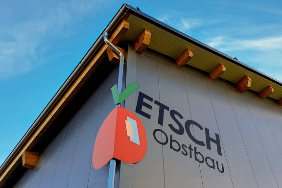 Vetsch Obstbau - Detailaufnahme der Fassadenanschrift Fassade_Flachschrift_Vetsch_Obstbau_2.jpg