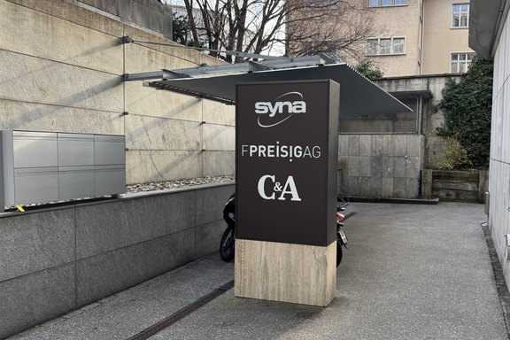 Syna - Pylon auf Betonsockel Vollacryl, Aluminium, Betonsockel