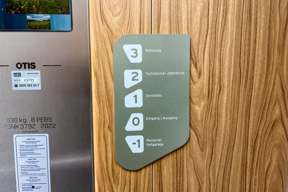Gedruckte Liftbeschriftung Tschütscher_Zahnärzte_Liftbeschriftung.jpg