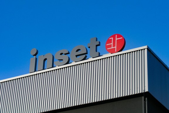 freistehende Leuchtschrift, Logo, Farben