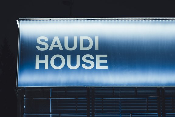 WEF 2025 - Grossformat Banner mit LED Schienen tinagerber┬_alpinart_unternehmen-749299.jpg