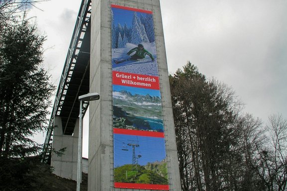 Pizol Bahnen - Liftturm Banner verspannt Pizol_Wangs_Turmlift_Werbebanner.JPG