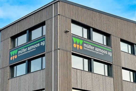 Müller Azmoos - Fassadentafeln beide Gebäudeseiten Fassadentafeln