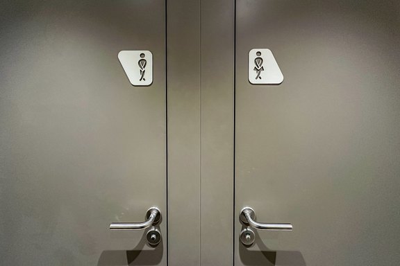 Tiolettenanschrift Tschütscher_Zahnärzte_Toilettenbeschriftung.jpg