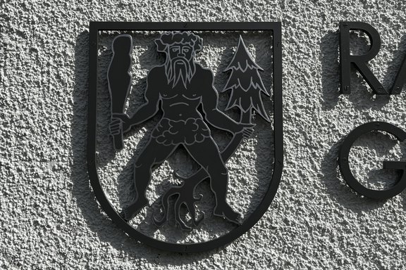 Das Wappen am Gemeindehaus in Grabs erhielt neu Konturen Kunst, Farbe, Kontur