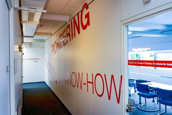 Durchgang Gestaltung, Farbfolien, Schriften