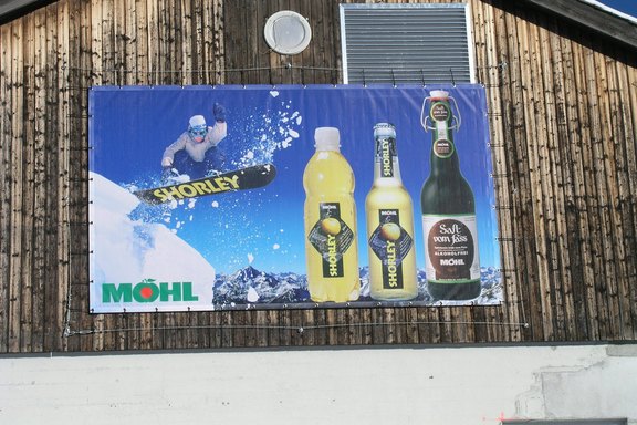 Möhl - Meshbanner an einer Stallwand Meshbanner, Gitternetz