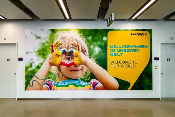 Wandbild aus bedruckter Folie Merck_Wandbild_Folie.jpg