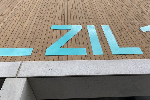 Zil_10_Flachschrift.jpg  