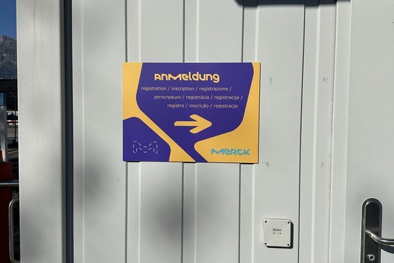 Merck_Hinweisschild.jpg  
